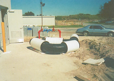 Deux coudes à 90° préisolés en usine de 450 mm (18 po.), avant installation dans un système de refroidissement urbain, dans un parc thématique de Floride.